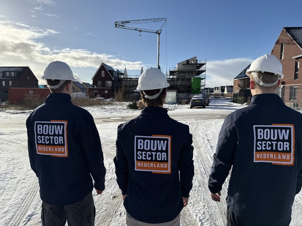 Vakmensen van Bouwsector Nederland met witte helm op een nieuwbouwlocatie